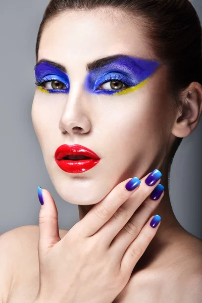 Retrato de mulher bonita com maquiagem profissional — Fotografia de Stock