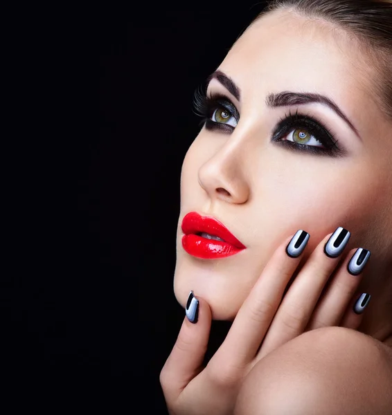 Retrato de mulher bonita com maquiagem profissional — Fotografia de Stock