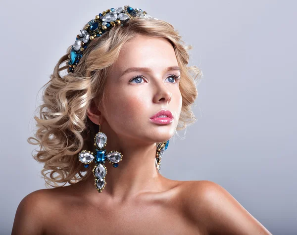 Mooie blonde vrouw in luxe tiara — Stockfoto