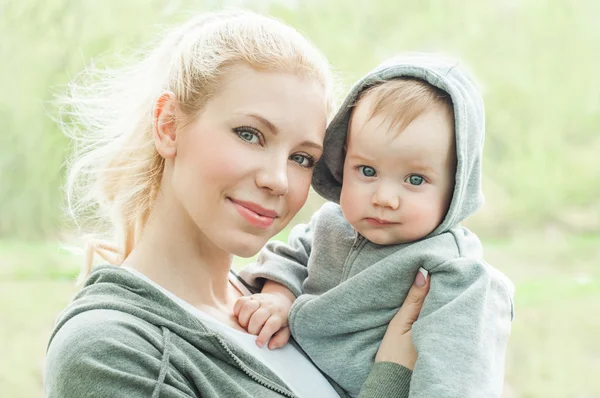 Hermosa madre y bebé al aire libre — Foto de Stock