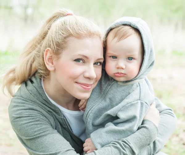 Beautiful Mother And Baby outdoors — Stock Photo, Image