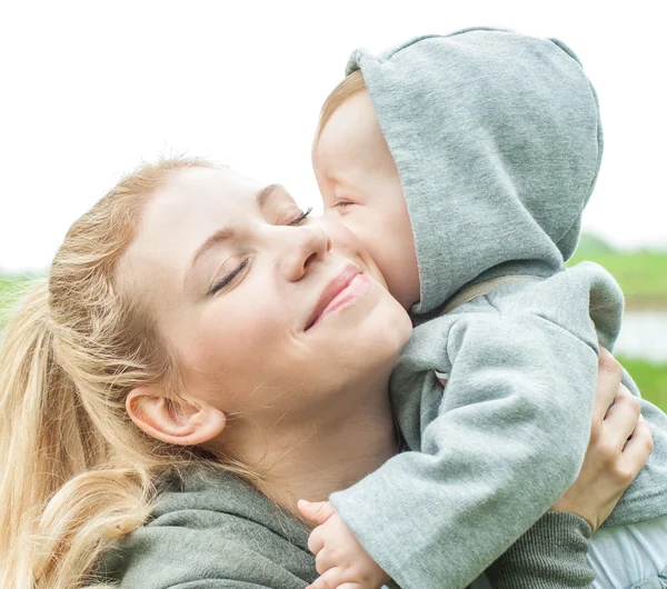 Güzel anne ve bebek dışarıda — Stok fotoğraf