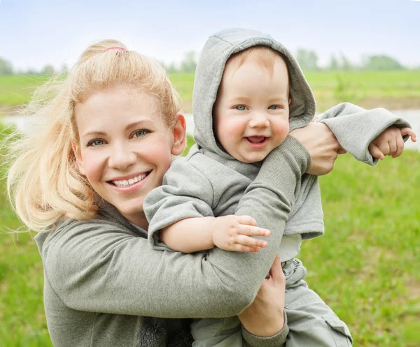 Beautiful Mother And Baby outdoors — Stock Photo, Image