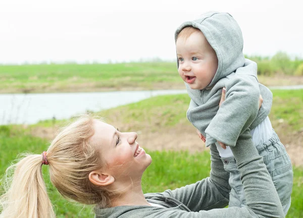 Beautiful Mother And Baby outdoors — Stock Photo, Image