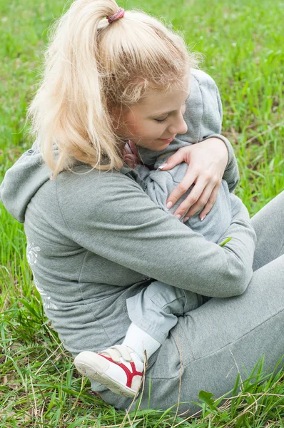 Beautiful Mother And Baby outdoors — Stock Photo, Image