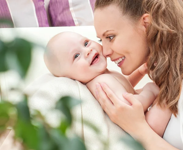 Anne ve bebek kanepenin üzerinde oynama — Stok fotoğraf