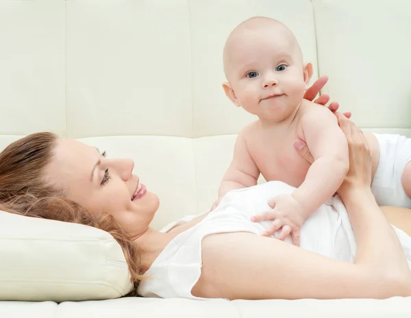 Mãe e bebê brincando no sofá — Fotografia de Stock