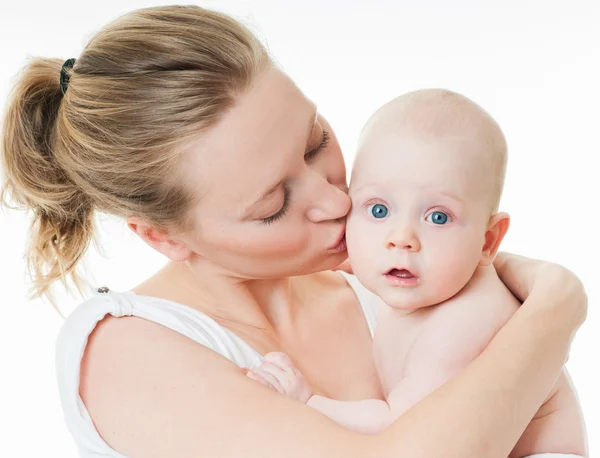 Anne ve bebek oynuyor ve gülümsüyor. — Stok fotoğraf