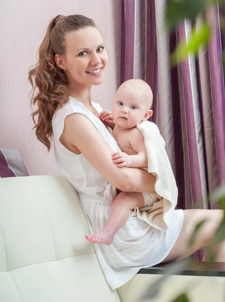 Mère et bébé jouent sur le canapé — Photo