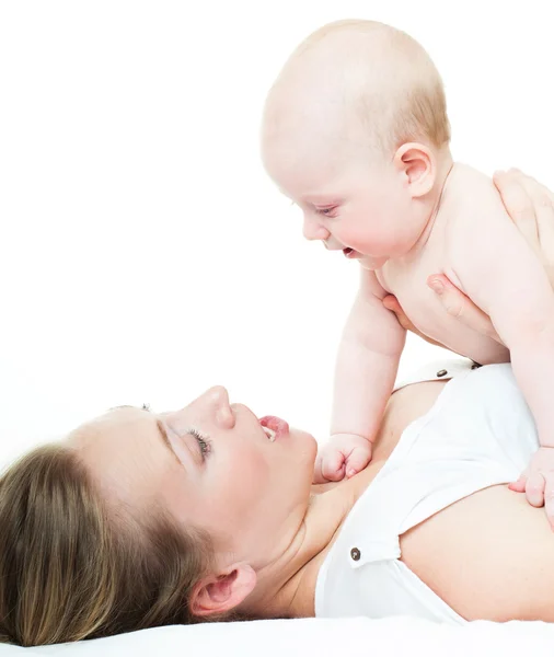 Moeder en baby spelen en glimlachen — Stockfoto
