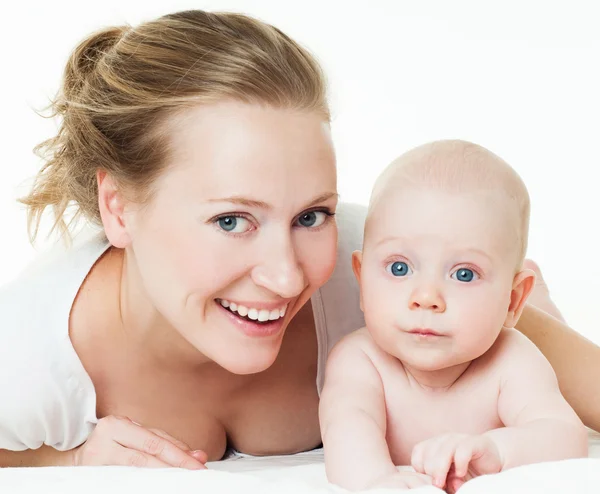 Moeder en baby spelen en glimlachen — Stockfoto