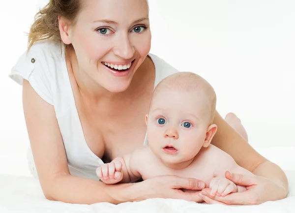 Moeder en baby spelen en glimlachen — Stockfoto