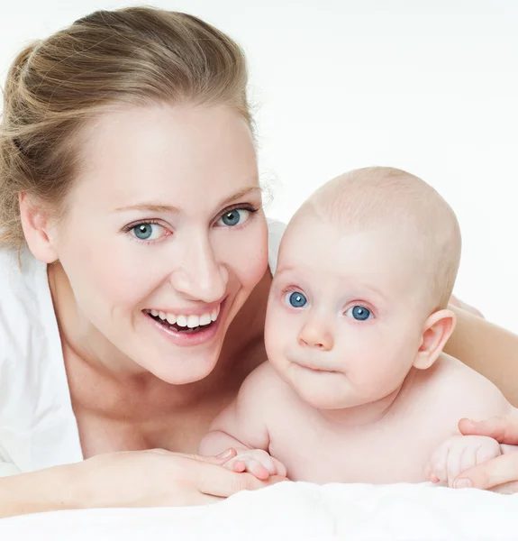 Madre y bebé jugando y sonriendo —  Fotos de Stock