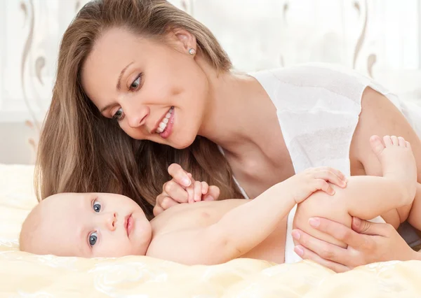 Anya és a baba ágy játszik — Stock Fotó