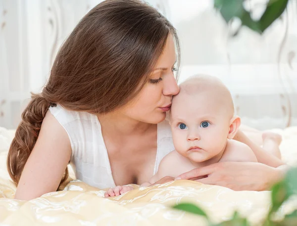 Mama și copilul se joacă în pat — Fotografie, imagine de stoc