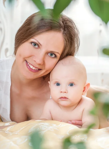 Mãe e bebê brincando na cama — Fotografia de Stock