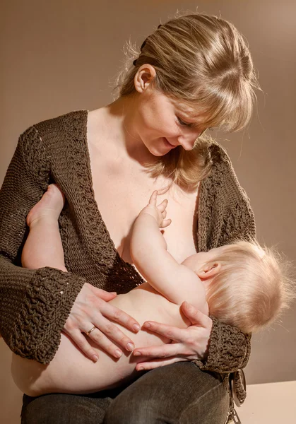 Tânără mamă alăptează copilul ei — Fotografie, imagine de stoc