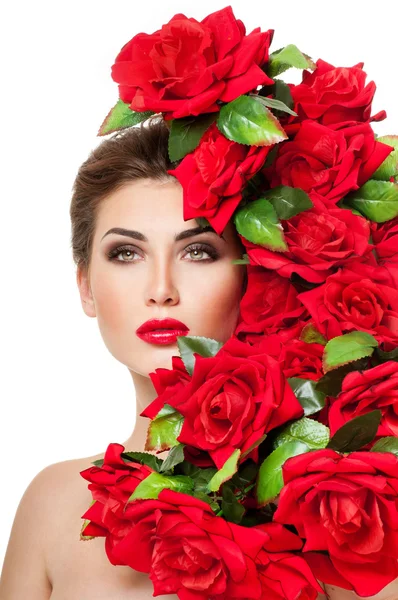 Vrouw gezicht omringd door rode rozen — Stockfoto