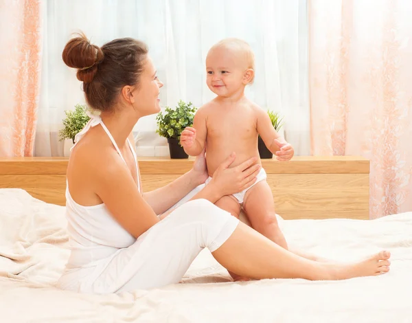 Mutter und Baby spielen und lächeln — Stockfoto