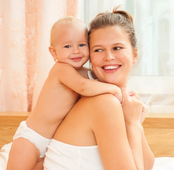 Mutter und Baby spielen und lächeln — Stockfoto