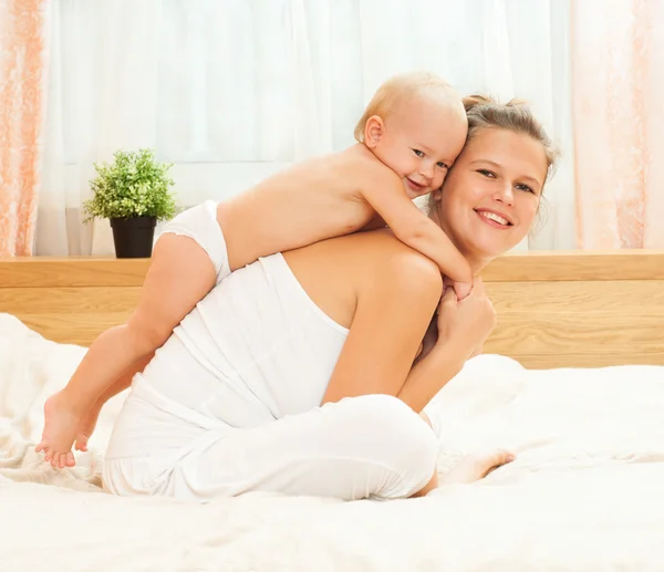 Mutter und Baby spielen und lächeln — Stockfoto