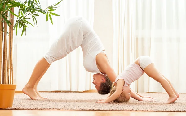 Anne ve kızı yoga egzersizleri yapıyor