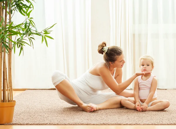 Mãe e filha fazendo exercícios de ioga — Fotografia de Stock