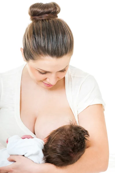 Молода мати годує дитину грудьми — стокове фото