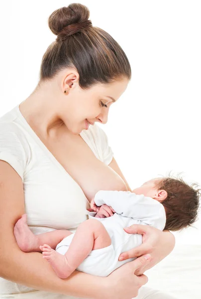 Młoda matka breastfeeds jej dziecka — Zdjęcie stockowe