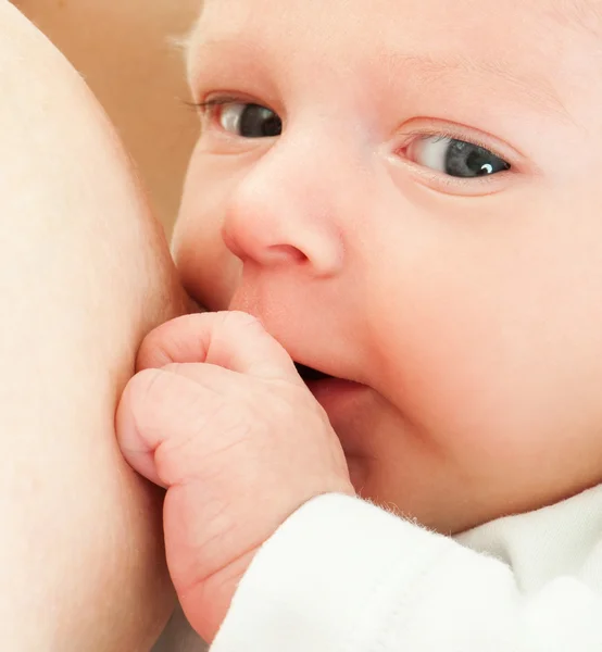 Fiatal anya breastfeeds a baba — Stock Fotó