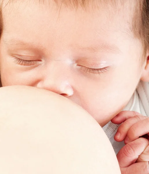 Mladá matka breastfeeds své dítě — Stock fotografie