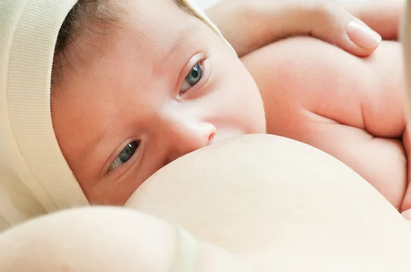 Fiatal anya breastfeeds a baba — Stock Fotó