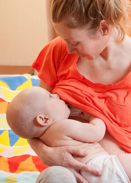 若い母親は、彼女の赤ん坊を母乳で育てる時 — ストック写真