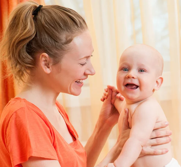 Moeder en baby spelen en glimlachen — Stockfoto