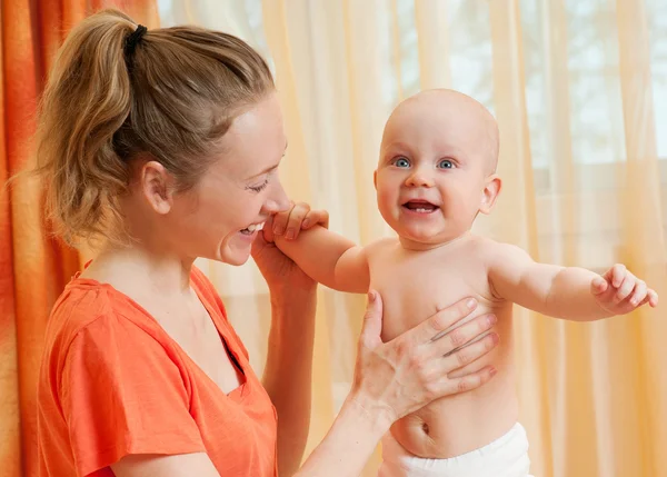 Madre y bebé jugando y sonriendo —  Fotos de Stock