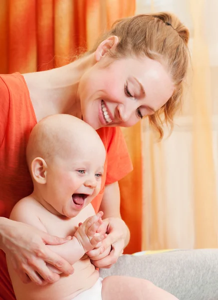 Mama și copilul se joacă și zâmbește — Fotografie, imagine de stoc