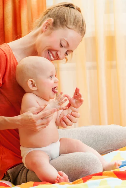 Matka i dziecko bawią się i uśmiechają — Zdjęcie stockowe