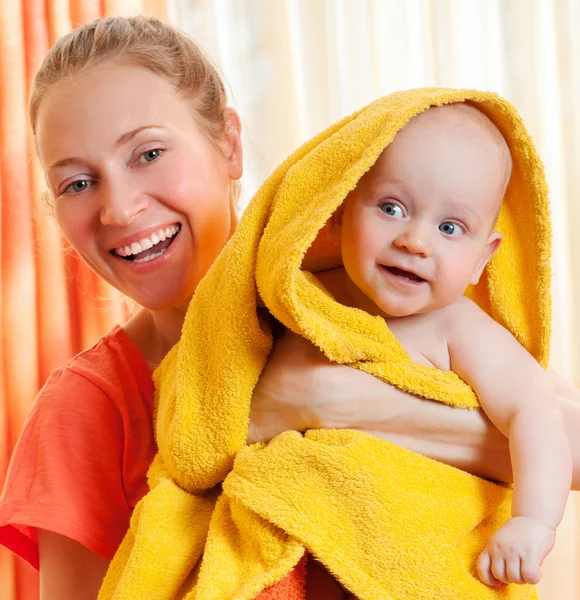 かわいいかわいい赤ちゃんと母親 — ストック写真