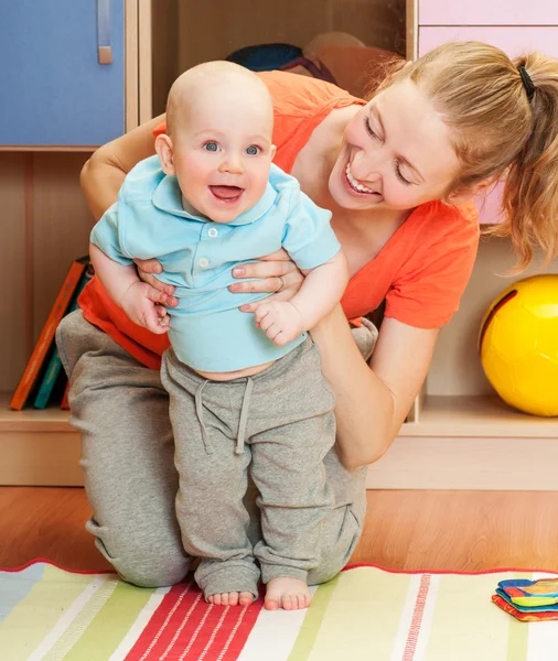 Mutter und Baby spielen und lächeln — Stockfoto