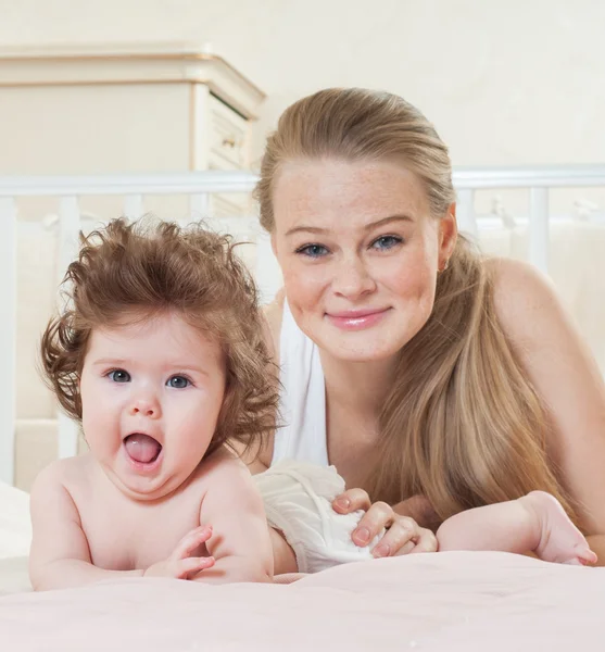 Mother and baby playing and smiling — Stock Photo, Image