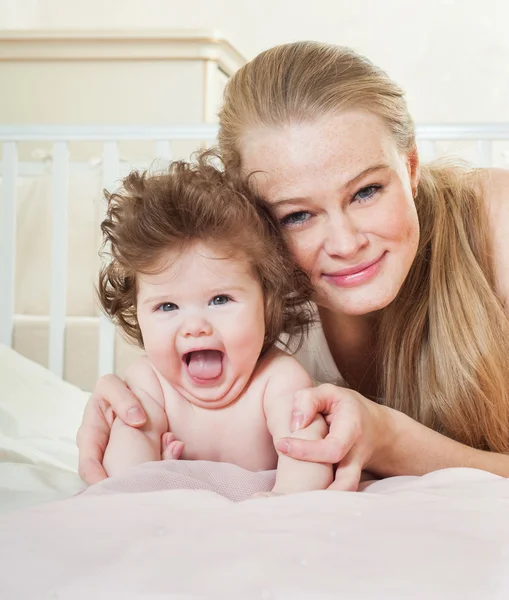 Mãe e bebê brincando e sorrindo — Fotografia de Stock