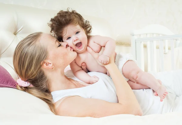 Mãe e bebê brincando e sorrindo — Fotografia de Stock