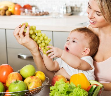 Mutlu genç anne bebek