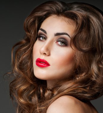 kıvırcık saçlı güzel esmer