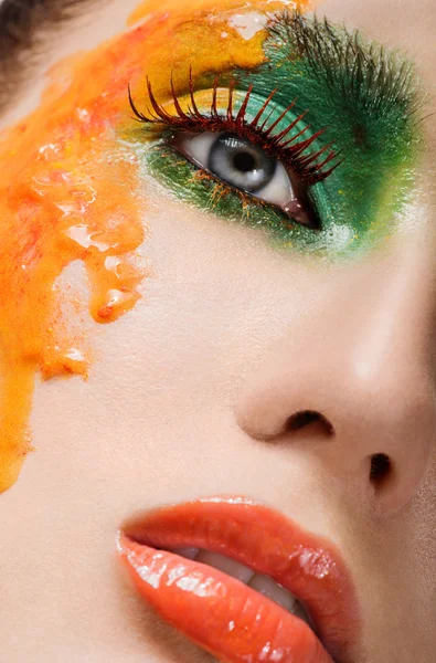 Retrato de mujer hermosa con maquillaje profesional — Foto de Stock