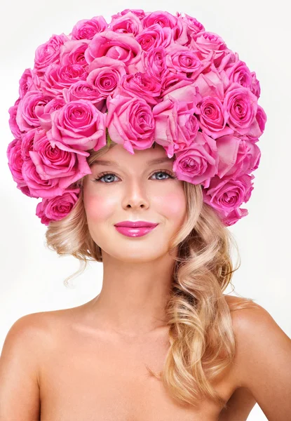Hermosa modelo de moda con rosas rosadas — Foto de Stock