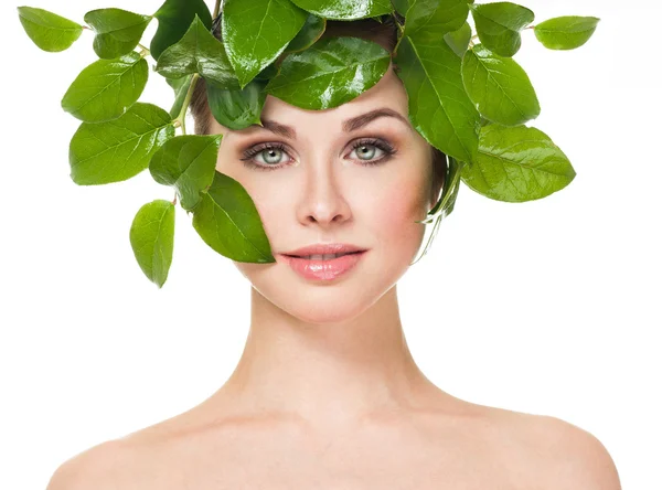 Mujer con hojas verdes frescas cabello —  Fotos de Stock