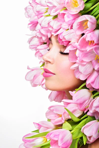 Modelo de moda con flores en el pelo —  Fotos de Stock