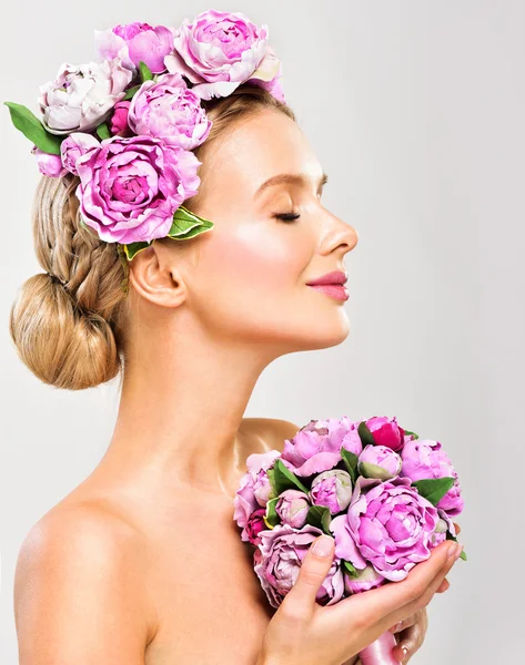 Saçında çiçekler ile moda modeli — Stok fotoğraf