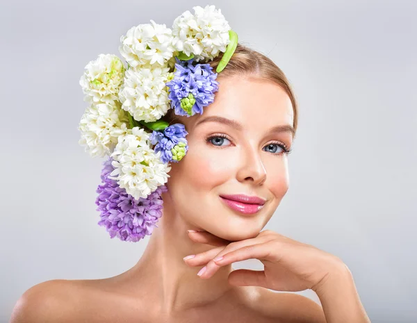 Mannequin met bloemen in het haar — Stockfoto